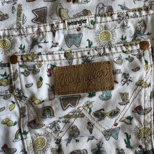 Wrangler Denim Women Shorts size 32 in a fun summer print